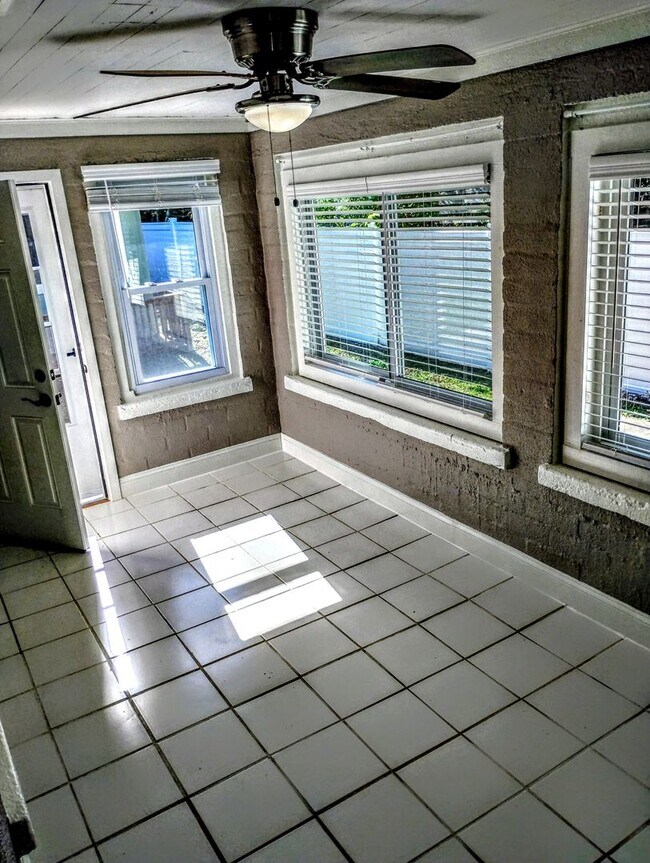 Building Photo - Daytona Beach Bungalow, with Guest House