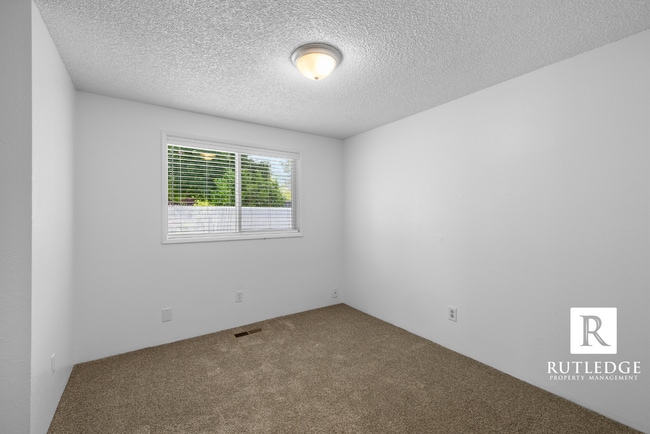 Building Photo - 4 Bedrooms - 2 1/2 Baths - South Medford Living