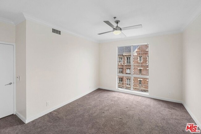 Building Photo - 585 N Rossmore Ave