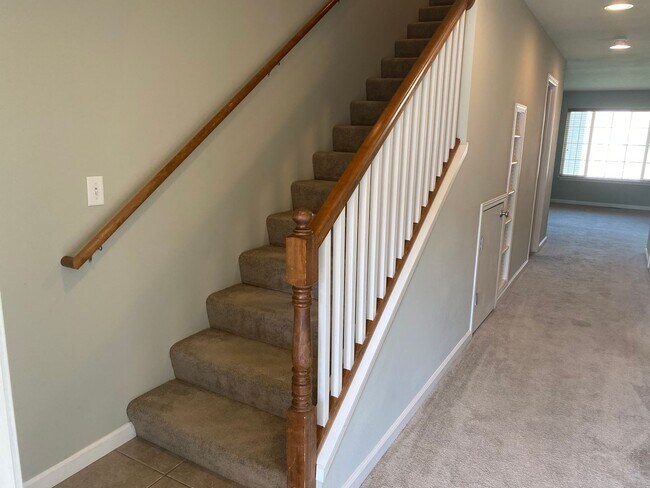 Building Photo - Spacious End Unit Condo