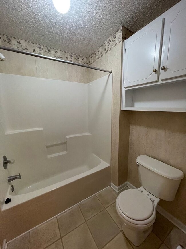 Building Photo - Foxchase Subdivision:  MOVE IN READY!!!!  ...