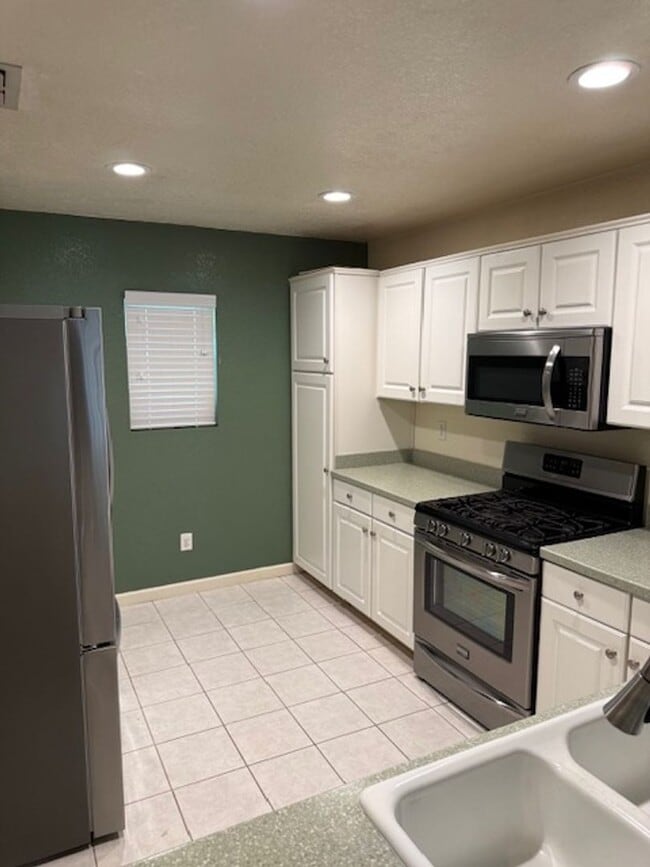 Building Photo - Single Story Halfplex in Natomas
