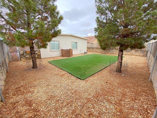 Building Photo - East El Paso 3bed/2bath Refrig A/C