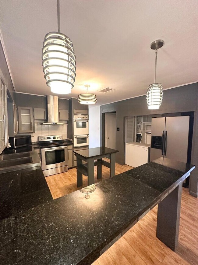 Building Photo - 3 Bedroom 2 Bathroom Ready to Rent