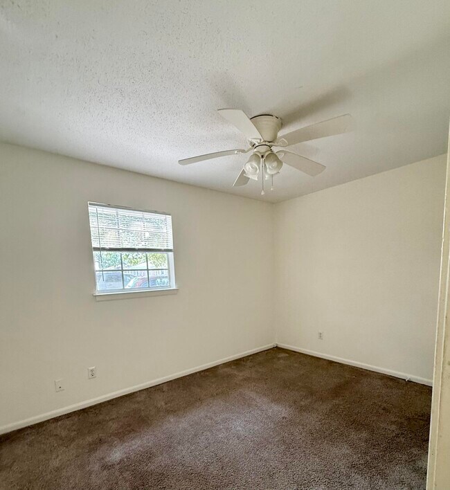 Building Photo - 43 Oak Ln