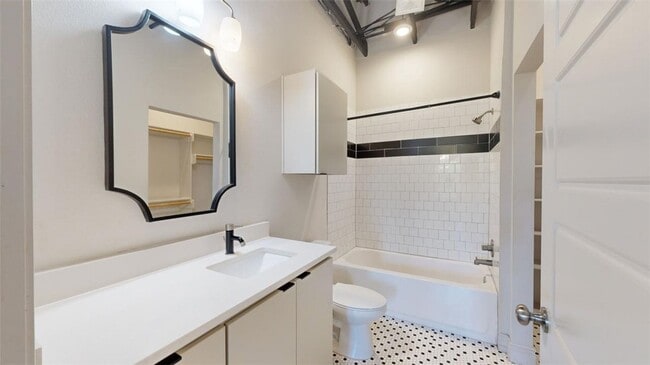 Building Photo - 305 W 27th St