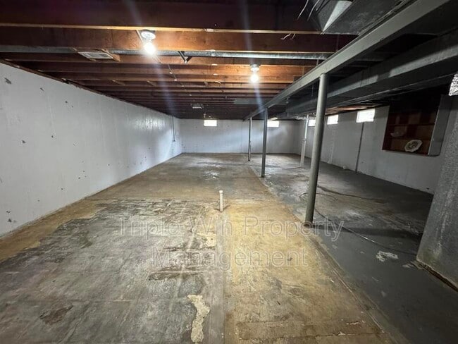 Building Photo - 220 Falcon Dr