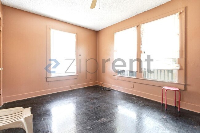 Building Photo - Unit