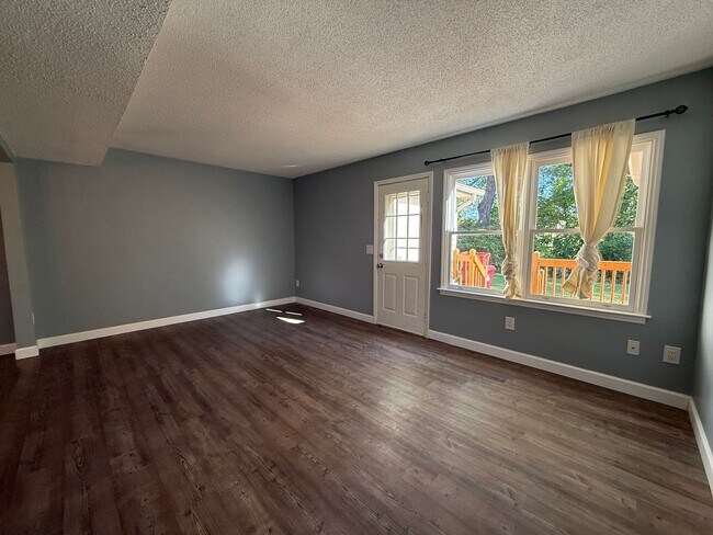 Building Photo - 2 Bedroom 1.5 Bath Townhome located in Greeneville, TN