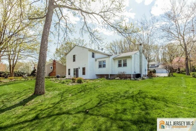 Building Photo - 8 Sherwood Rd
