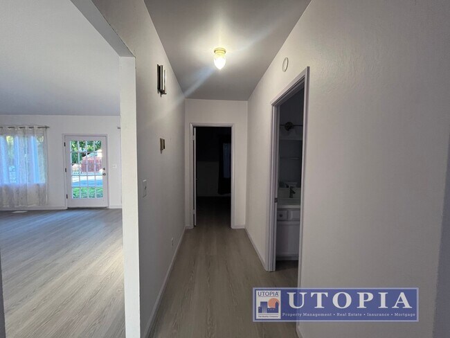 Building Photo - Newly Renovated Cozy 2 bed/ 1 Bath Home. Walking Distance from Local Beaches.
