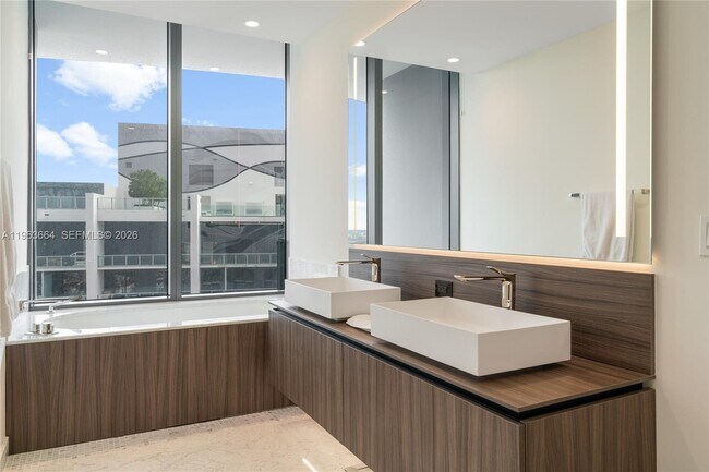 Building Photo - 1000 Brickell Plaza