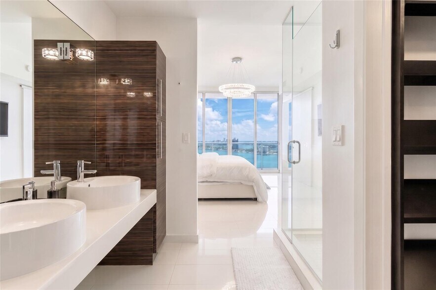 Building Photo - 2020 N Bayshore Dr