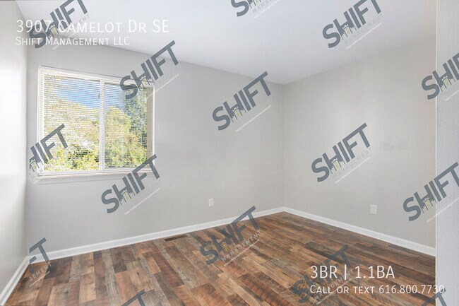 Building Photo - 3907 Camelot Dr SE