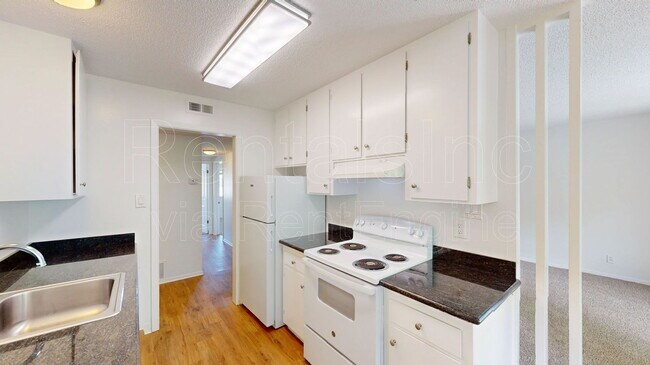 Building Photo - 827 Las Gallinas Ave