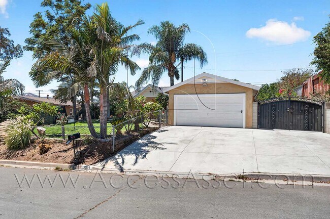 Building Photo - Charming 4 Bedroom Home with Private Yard & Garage Parking