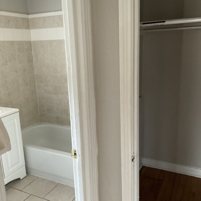 Building Photo - One Bed/One Bath Close to Woodlawn Lake Park
