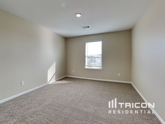Building Photo - 100 Comanche Plains Rd