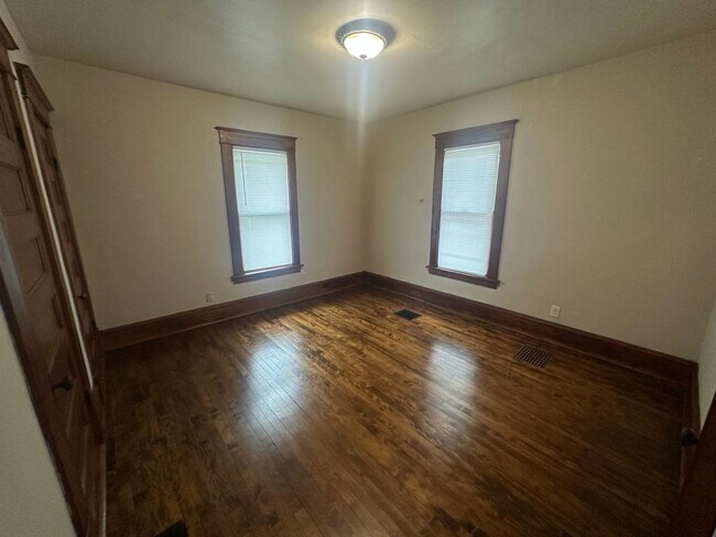 Building Photo - Beautifully Preserved 4 Bed | 2 Bath House in Saint Paul