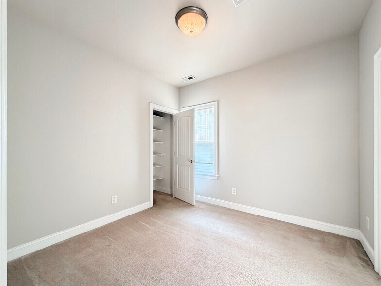 Building Photo - 7754 Acc Blvd