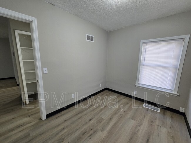 Building Photo - 1125 N Barclay St