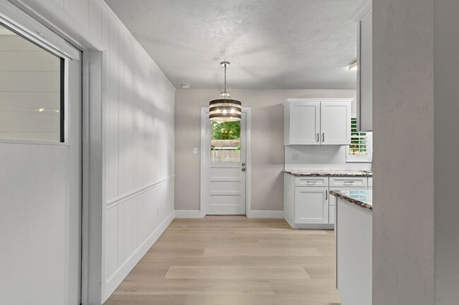 Building Photo - Beautifully Renovated 3 Bedroom 1 Bath Home on Large Corner Lot
