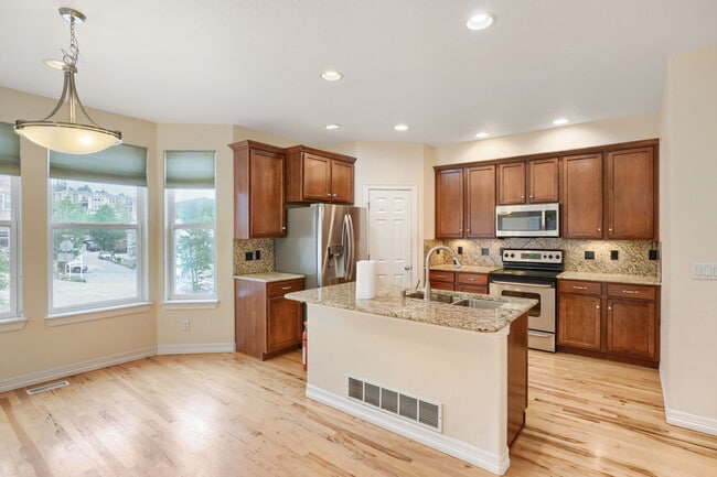 Building Photo - 692 Louis Dr