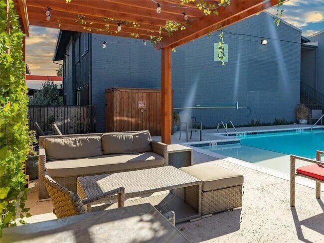 Building Photo - 909 Reinli St