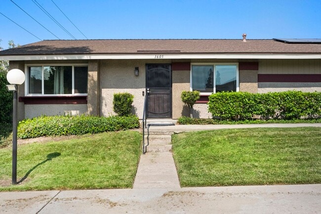 Building Photo - 1605 Carmel Cir E