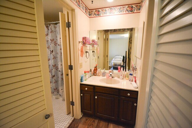 Building Photo - Unique, Conveniently Located, 4 bed 2.5 bath Home For Rent!