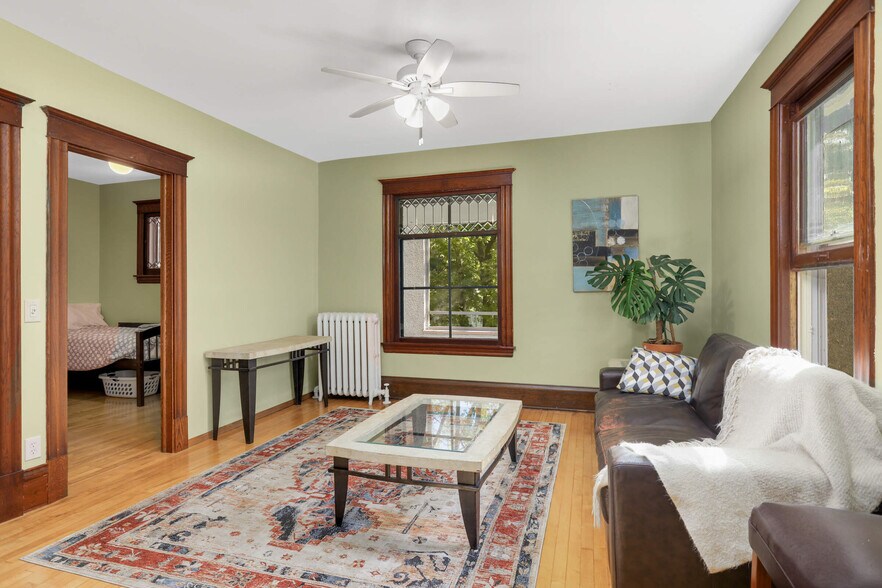living room - 2220 26th Ave S