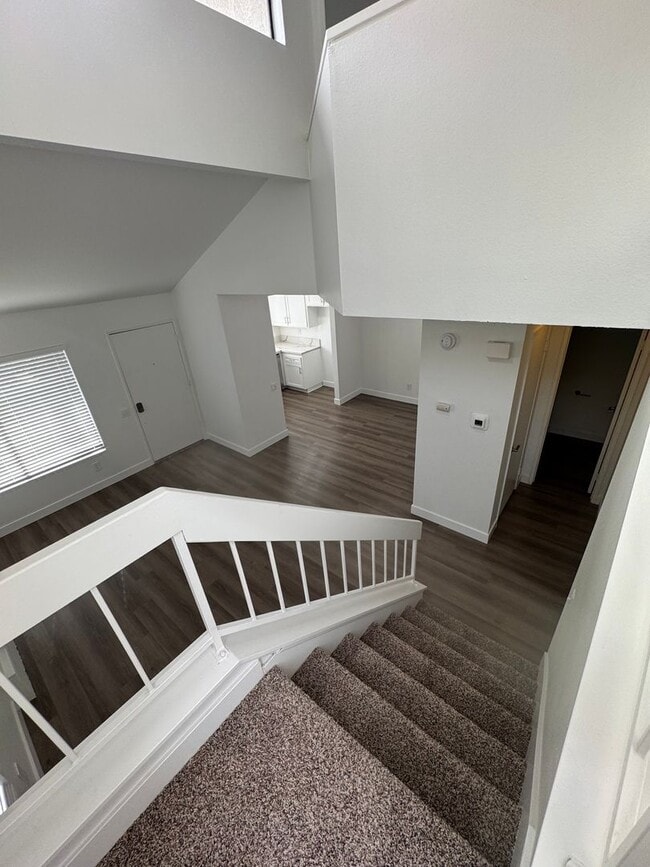 Building Photo - Condo with Amazing Lake View!