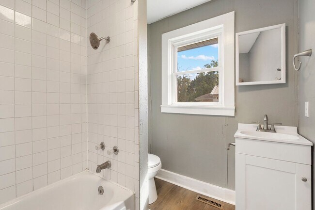 Building Photo - Charming and remodeled 2 Bed | 1 Bath Home...