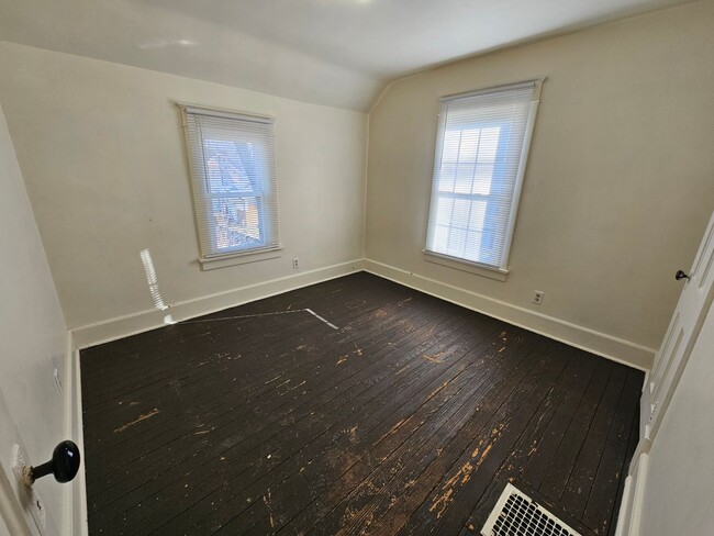 Building Photo - 3 bed, 1 bath, Mishawaka. Fenced Yard. Garage.