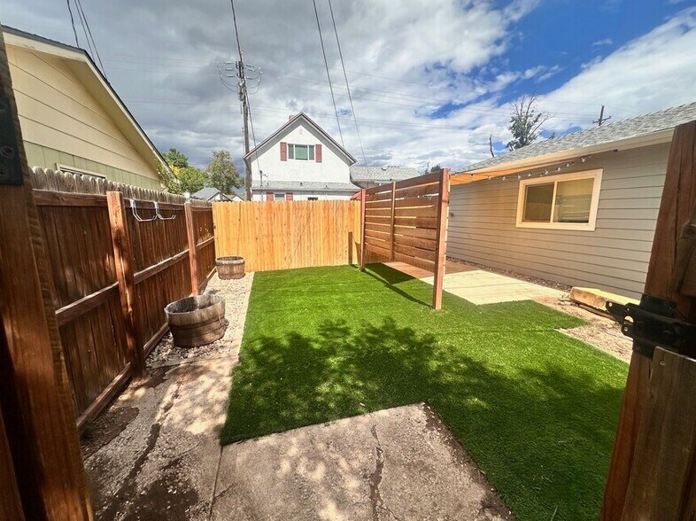 Building Photo - 27 W Las Animas St