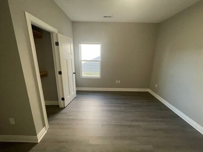 Building Photo - 5533/35 N Edwards Cir