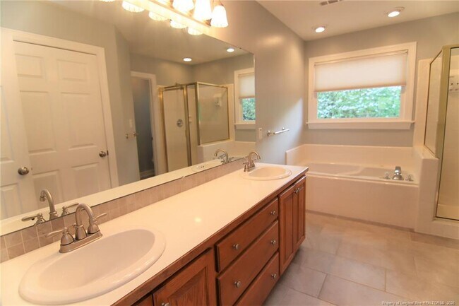 Building Photo - 2021 Shadow Creek Dr