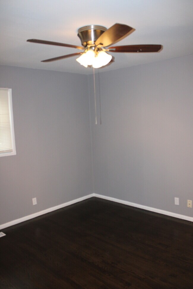 Building Photo - Spacious 4-bedroom, 1.5-bath home located ...