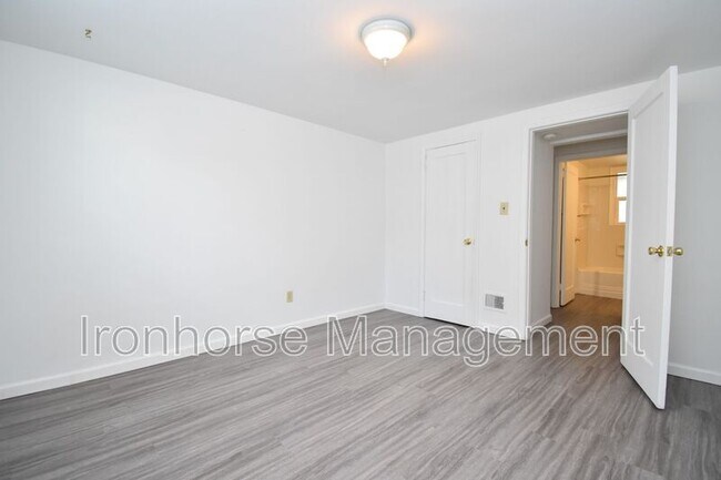 Building Photo - 525 Dell Pl