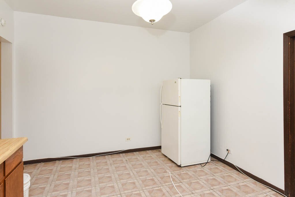 Building Photo - 3149 W Medill Ave