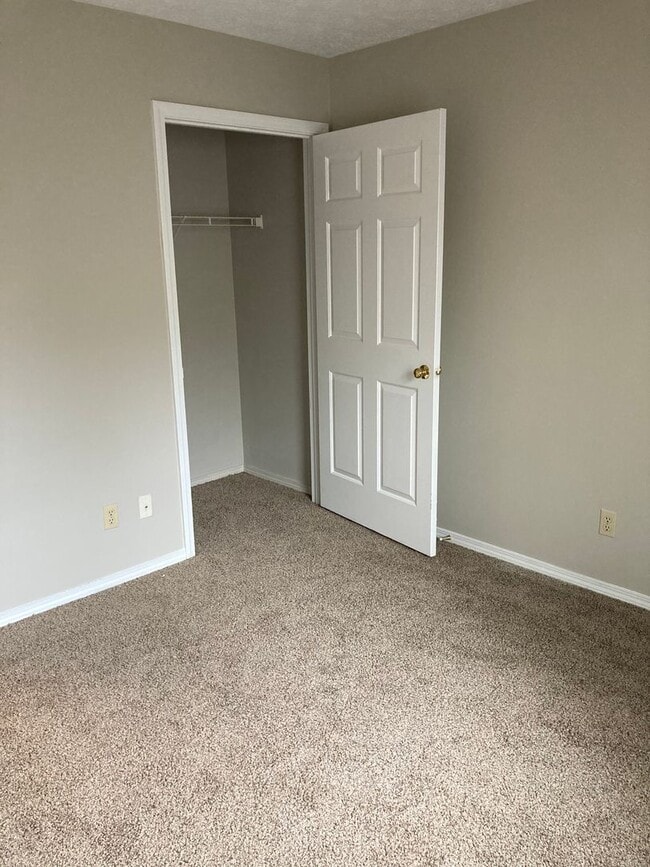 Building Photo - 3 Bedroom, 1.5 bath townhome!