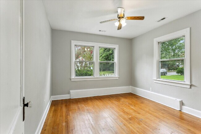 Building Photo - "Charming 3-Bedroom Retreat with 2 Full Baths in Hampton – Spacious 1494 Sq Ft Gem!"