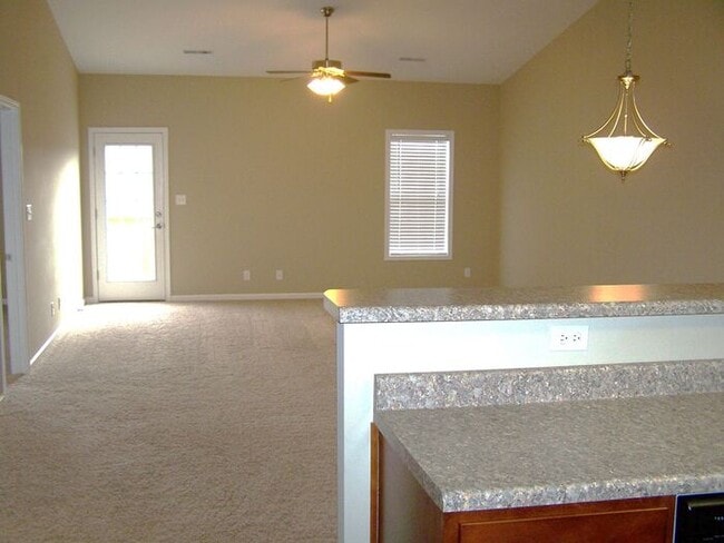 Building Photo - 2 bed, 2 bath, 2 car garage one level townhouse in West Knoxville