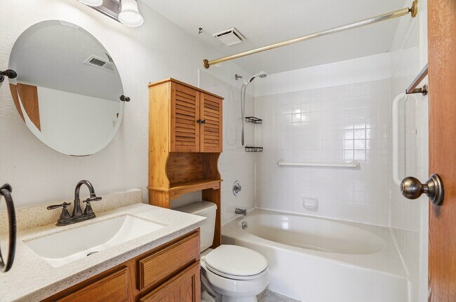 Building Photo - $1,795.95 - 2 Bed, 2 Bath Condo in Aurora with Central AC, and In Unit Laundry!