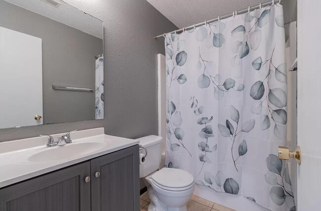 Building Photo - 3 bedroom, 2 bath home: The Highlands!