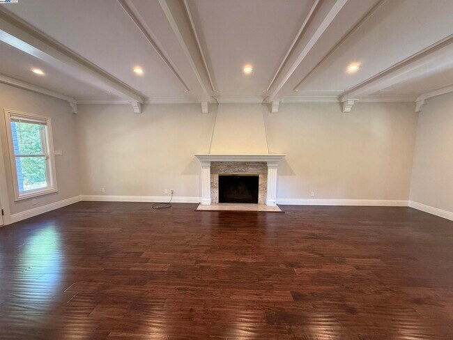 Building Photo - 470 Hale St