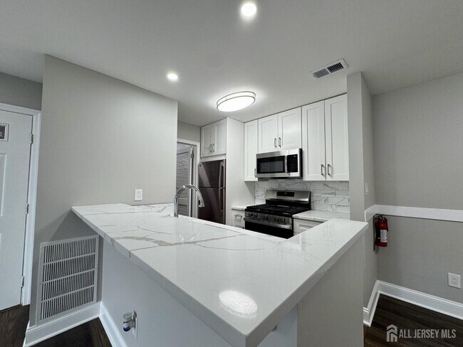 Building Photo - 10 Lear Ct