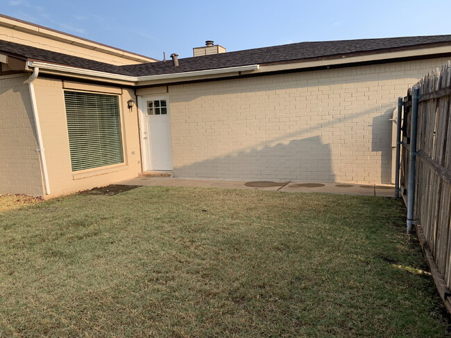 Building Photo - Cute duplex in North Lubbock