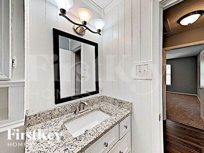 Building Photo - 626 Warren St