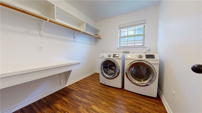 Building Photo - 923 Emerald Dove Ave